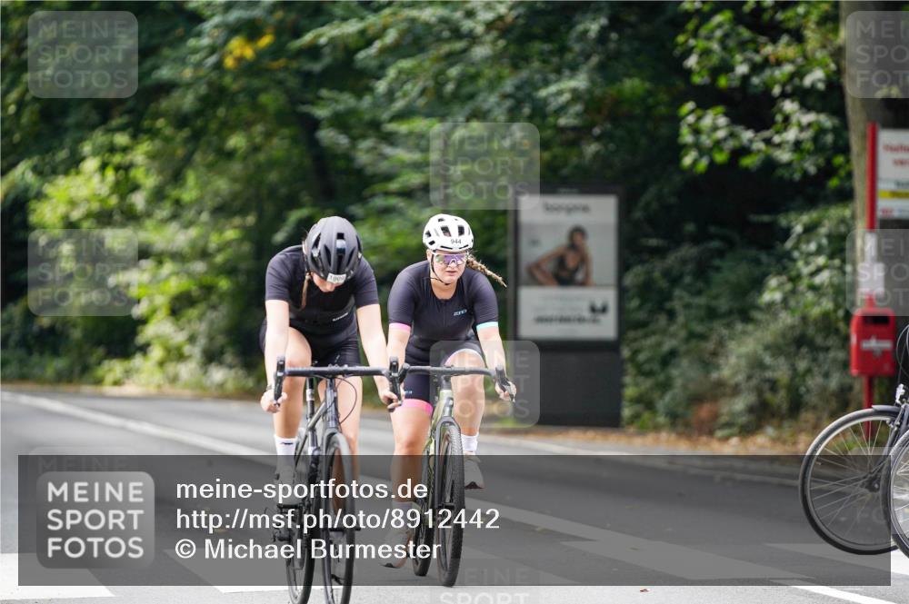 14.09.2025 - Stadtparktriathlon Michael Burmester http://msf.ph/oto/8912442 14.09.2025 11:36:05 Radfahren 925, 944, 1009, 1092, 1113 meine-sportfotos.de