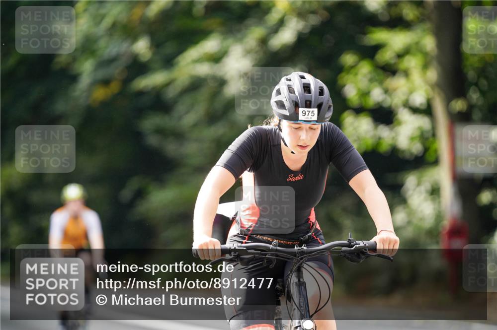 14.09.2025 - Stadtparktriathlon Michael Burmester http://msf.ph/oto/8912477 14.09.2025 11:37:08 Radfahren 975, 1027, 1048 meine-sportfotos.de