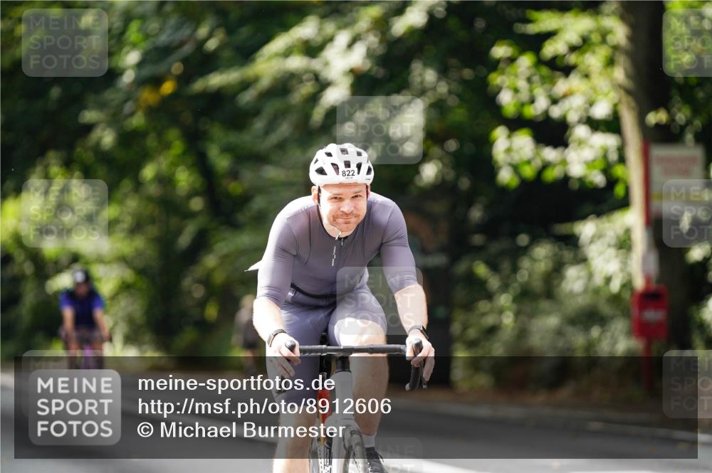 14.09.2025 - Stadtparktriathlon Michael Burmester http://msf.ph/oto/8912606 14.09.2025 11:40:03 Radfahren 822, 945, 1053, 1056, 1060 meine-sportfotos.de