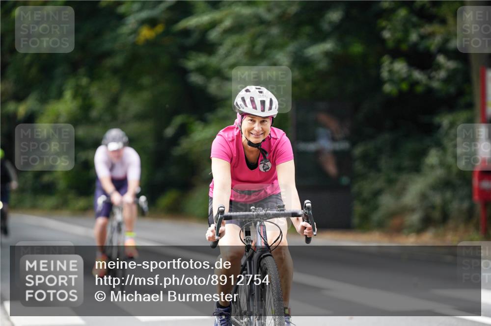 14.09.2025 - Stadtparktriathlon Michael Burmester http://msf.ph/oto/8912754 14.09.2025 11:43:16 Radfahren 946, 1059, 1117 meine-sportfotos.de