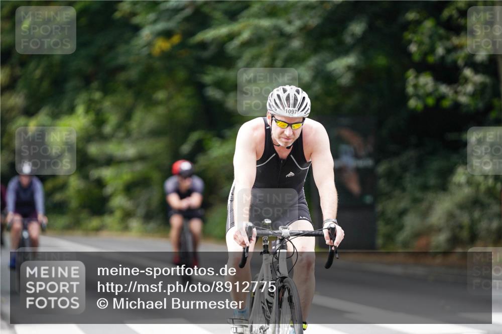 14.09.2025 - Stadtparktriathlon Michael Burmester http://msf.ph/oto/8912775 14.09.2025 11:43:44 Radfahren 932, 947, 1097, 1109, 1112 meine-sportfotos.de