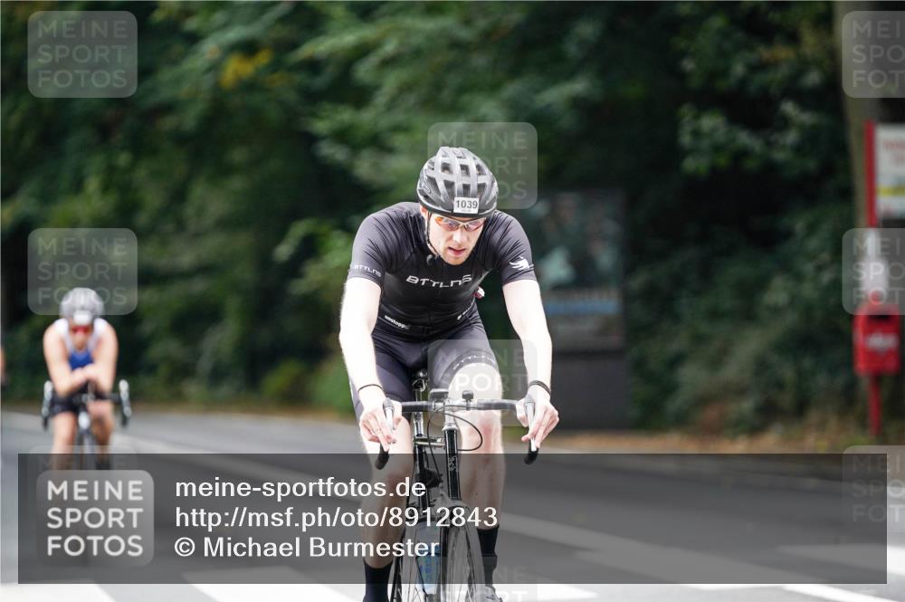 14.09.2025 - Stadtparktriathlon Michael Burmester http://msf.ph/oto/8912843 14.09.2025 11:45:25 Radfahren 1033, 1039, 1078 meine-sportfotos.de
