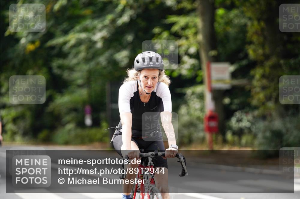 14.09.2025 - Stadtparktriathlon Michael Burmester http://msf.ph/oto/8912944 14.09.2025 11:47:53 Radfahren 949, 1049, 1056 meine-sportfotos.de