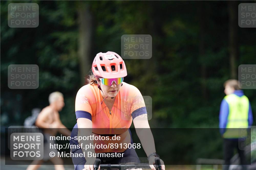 14.09.2025 - Stadtparktriathlon Michael Burmester http://msf.ph/oto/8913068 14.09.2025 11:50:45 Radfahren 986, 990, 1029, 1109 meine-sportfotos.de