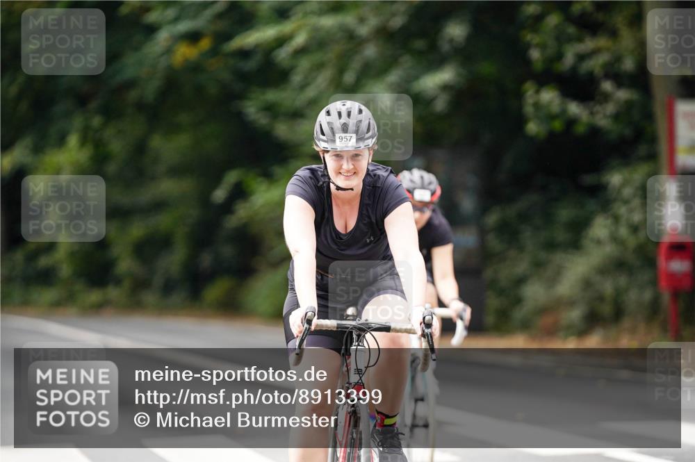 14.09.2025 - Stadtparktriathlon Michael Burmester http://msf.ph/oto/8913399 14.09.2025 11:57:59 Radfahren 929, 957 meine-sportfotos.de