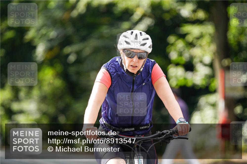 14.09.2025 - Stadtparktriathlon Michael Burmester http://msf.ph/oto/8913547 14.09.2025 12:01:21 Radfahren 1005, 1046, 1058, 1060, 1086, 1185 meine-sportfotos.de
