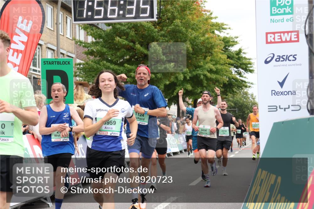 21.09.2025 - PSD Bank Halbmarathon Strokosch-Dieckow http://msf.ph/oto/8920723 21.09.2025 11:55:58 Ziel 1124, 1273, 1568, 1818, 1819, 2210, 2218, 2399, 2456, 2587, 2636, 2642, 2901, 3166, 3959 meine-sportfotos.de