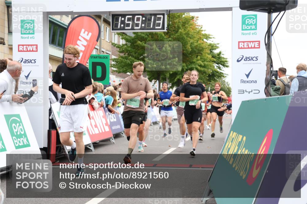 21.09.2025 - PSD Bank Halbmarathon Strokosch-Dieckow http://msf.ph/oto/8921560 21.09.2025 11:58:37 Ziel 1197, 1275, 1276, 1322, 1610, 2289, 2324, 2343, 2637, 2826, 2832, 2858, 2961, 3032, 3092, 3099, 3170, 3314, 3960, 4044 meine-sportfotos.de