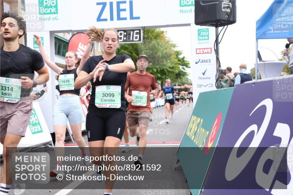 21.09.2025 - PSD Bank Halbmarathon Strokosch-Dieckow http://msf.ph/oto/8921592 21.09.2025 11:58:39 Ziel 1197, 1275, 1276, 1610, 2289, 2324, 2343, 2637, 2826, 2832, 2858, 2961, 3032, 3092, 3099, 3170, 3314, 3960, 4044 meine-sportfotos.de