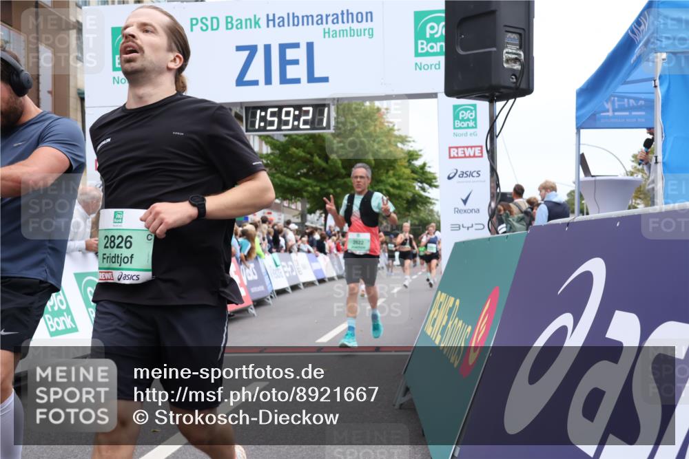 21.09.2025 - PSD Bank Halbmarathon Strokosch-Dieckow http://msf.ph/oto/8921667 21.09.2025 11:58:44 Ziel 1107, 1197, 1275, 1276, 1610, 2289, 2324, 2482, 2622, 2826, 2832, 2858, 2961, 3032, 3092, 3099, 3170, 3301, 3314, 3521, 4044 meine-sportfotos.de