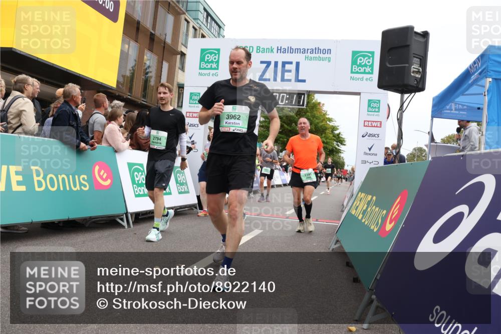 21.09.2025 - PSD Bank Halbmarathon Strokosch-Dieckow http://msf.ph/oto/8922140 21.09.2025 11:59:35 Ziel 1196, 1609, 1648, 2241, 2248, 2325, 2517, 2574, 2581, 2602, 2794, 2915, 3962 meine-sportfotos.de