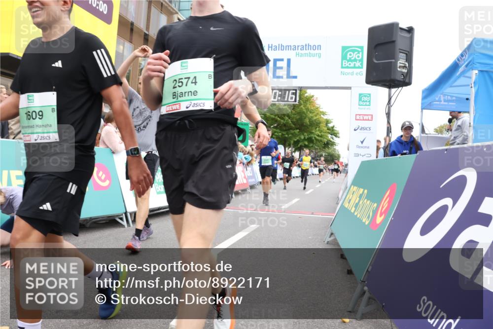 21.09.2025 - PSD Bank Halbmarathon Strokosch-Dieckow http://msf.ph/oto/8922171 21.09.2025 11:59:39 Ziel 1196, 1367, 1609, 2241, 2248, 2517, 2558, 2574, 2581, 2645, 2794, 2915, 3217, 3962 meine-sportfotos.de