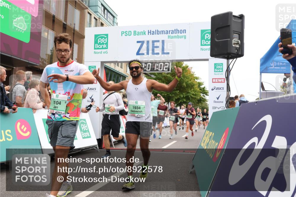 21.09.2025 - PSD Bank Halbmarathon Strokosch-Dieckow http://msf.ph/oto/8922578 21.09.2025 12:00:25 Ziel 1104, 1162, 1912, 1934, 2314, 2329, 2373, 2466, 2467, 2519, 2529, 2538, 3364 meine-sportfotos.de