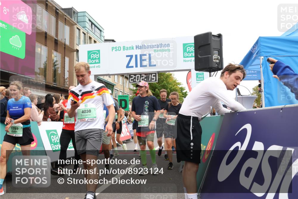 21.09.2025 - PSD Bank Halbmarathon Strokosch-Dieckow http://msf.ph/oto/8923124 21.09.2025 12:01:39 Ziel 1261, 1373, 1376, 1395, 1400, 1585, 1789, 2367, 2495, 2686, 2730, 2751, 2943, 3011, 3187, 3352, 3565, 3951, 3964, 3973, 4038 meine-sportfotos.de