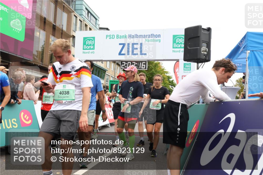 21.09.2025 - PSD Bank Halbmarathon Strokosch-Dieckow http://msf.ph/oto/8923129 21.09.2025 12:01:39 Ziel 1261, 1373, 1376, 1395, 1400, 1585, 1789, 2367, 2495, 2686, 2730, 2751, 2943, 3011, 3187, 3352, 3565, 3951, 3964, 3973, 4038 meine-sportfotos.de