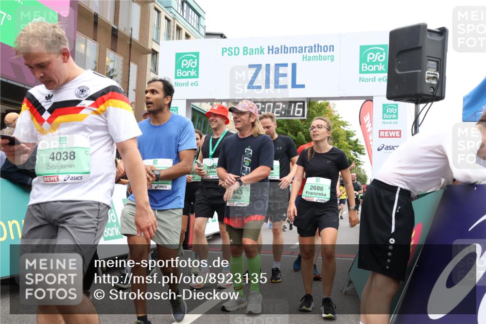21.09.2025 - PSD Bank Halbmarathon Strokosch-Dieckow http://msf.ph/oto/8923135 21.09.2025 12:01:40 Ziel 1261, 1373, 1376, 1395, 1400, 1585, 1789, 2367, 2495, 2686, 2730, 2751, 2943, 3011, 3187, 3352, 3565, 3951, 3973, 4038 meine-sportfotos.de