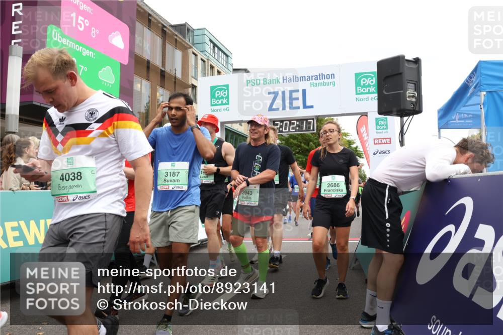 21.09.2025 - PSD Bank Halbmarathon Strokosch-Dieckow http://msf.ph/oto/8923141 21.09.2025 12:01:40 Ziel 1261, 1373, 1376, 1395, 1400, 1585, 1789, 2367, 2495, 2686, 2730, 2751, 2943, 3011, 3187, 3352, 3565, 3951, 3973, 4038 meine-sportfotos.de