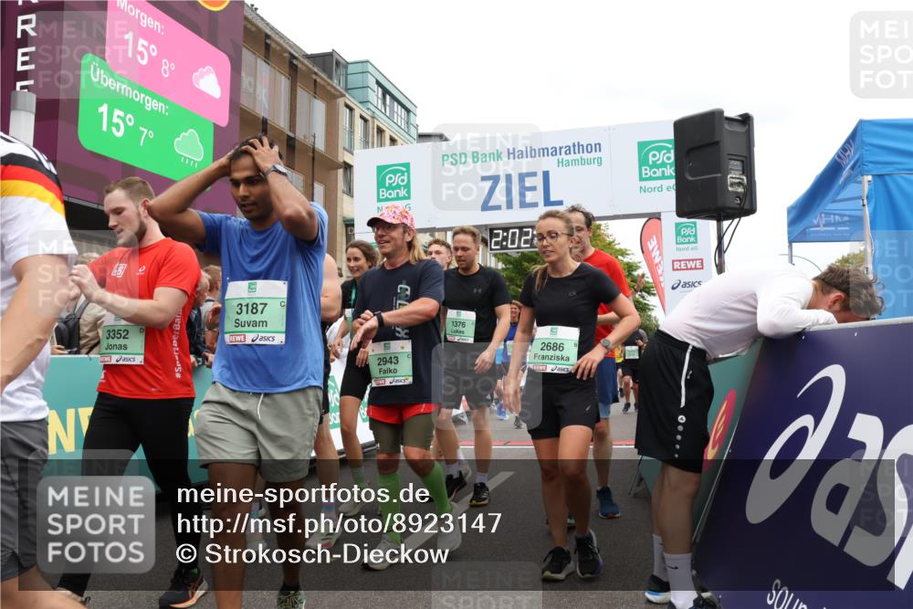 21.09.2025 - PSD Bank Halbmarathon Strokosch-Dieckow http://msf.ph/oto/8923147 21.09.2025 12:01:41 Ziel 1261, 1373, 1376, 1395, 1400, 1585, 1789, 2367, 2495, 2686, 2730, 2753, 2766, 2819, 2943, 3011, 3132, 3187, 3352, 3565, 3951, 3973, 4038 meine-sportfotos.de