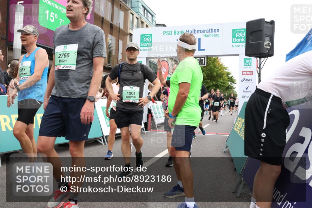 21.09.2025 - PSD Bank Halbmarathon Strokosch-Dieckow http://msf.ph/oto/8923186 21.09.2025 12:01:50 Ziel 1201, 1373, 1395, 1585, 2345, 2346, 2353, 2367, 2384, 2418, 2495, 2710, 2753, 2766, 2819, 2944, 2992, 3081, 3132, 3406, 3952 meine-sportfotos.de