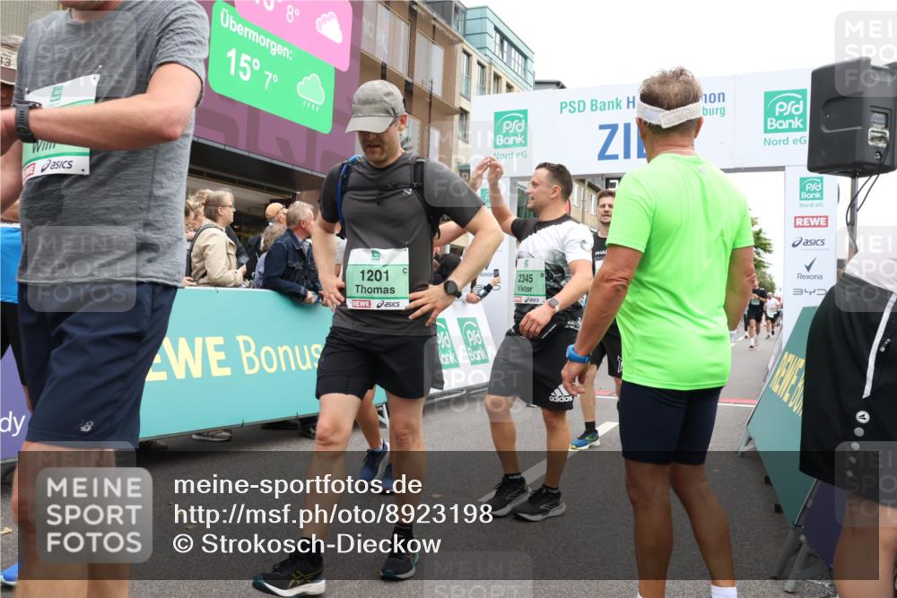 21.09.2025 - PSD Bank Halbmarathon Strokosch-Dieckow http://msf.ph/oto/8923198 21.09.2025 12:01:51 Ziel 1201, 1249, 1395, 2345, 2346, 2353, 2384, 2418, 2495, 2710, 2753, 2766, 2819, 2944, 2992, 3067, 3081, 3132, 3406, 3952 meine-sportfotos.de
