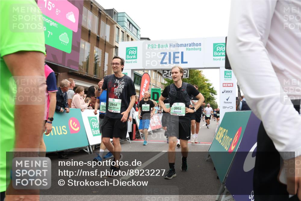 21.09.2025 - PSD Bank Halbmarathon Strokosch-Dieckow http://msf.ph/oto/8923227 21.09.2025 12:01:55 Ziel 1201, 1249, 2284, 2345, 2346, 2353, 2384, 2418, 2474, 2514, 2710, 2720, 2924, 2938, 2944, 2992, 3067, 3081, 3406, 3952 meine-sportfotos.de