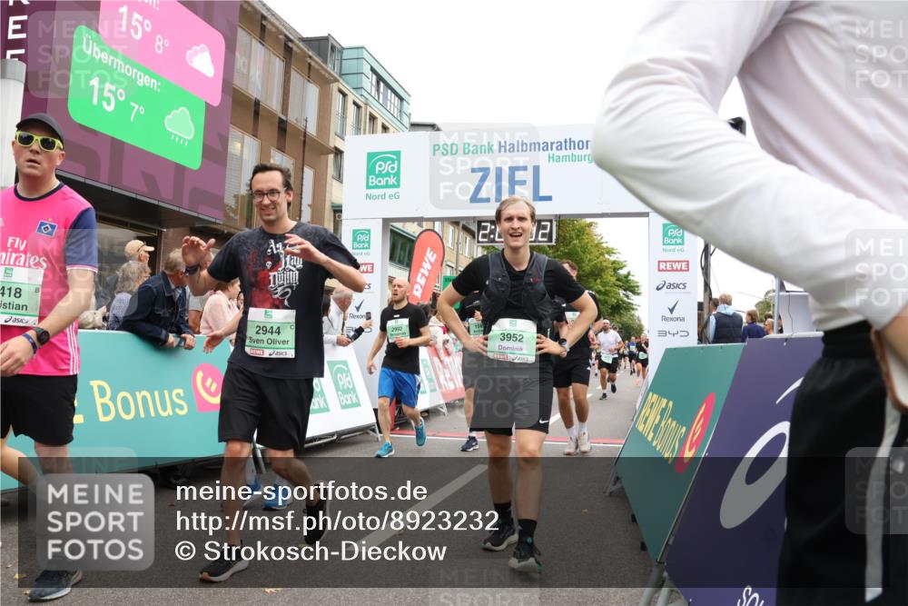 21.09.2025 - PSD Bank Halbmarathon Strokosch-Dieckow http://msf.ph/oto/8923232 21.09.2025 12:01:55 Ziel 1201, 1249, 2284, 2345, 2346, 2353, 2384, 2418, 2474, 2514, 2710, 2720, 2924, 2938, 2944, 2992, 3067, 3081, 3406, 3952 meine-sportfotos.de