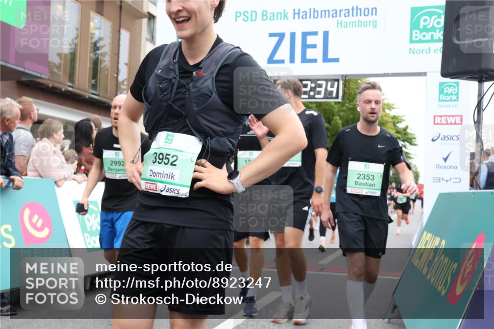 21.09.2025 - PSD Bank Halbmarathon Strokosch-Dieckow http://msf.ph/oto/8923247 21.09.2025 12:01:57 Ziel 1249, 1377, 1929, 2284, 2353, 2384, 2418, 2474, 2514, 2563, 2710, 2720, 2924, 2938, 2944, 2992, 3067, 3081, 3180, 3952 meine-sportfotos.de