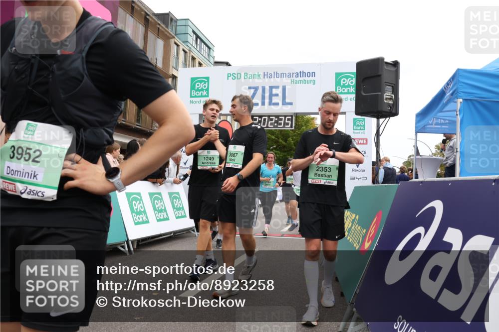 21.09.2025 - PSD Bank Halbmarathon Strokosch-Dieckow http://msf.ph/oto/8923258 21.09.2025 12:01:58 Ziel 1249, 1377, 1929, 2284, 2353, 2384, 2418, 2474, 2514, 2563, 2710, 2720, 2924, 2938, 2944, 2992, 3067, 3081, 3180, 3952 meine-sportfotos.de