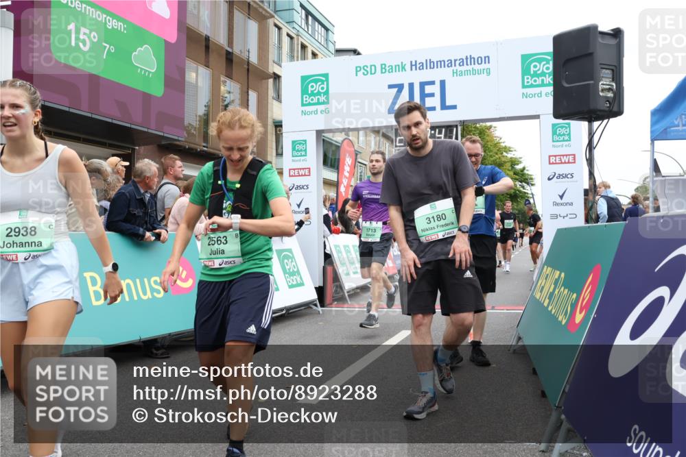 21.09.2025 - PSD Bank Halbmarathon Strokosch-Dieckow http://msf.ph/oto/8923288 21.09.2025 12:02:04 Ziel 1323, 1377, 1713, 1714, 1790, 1929, 2284, 2474, 2514, 2563, 2720, 2741, 2924, 2938, 3180, 3395, 3814 meine-sportfotos.de