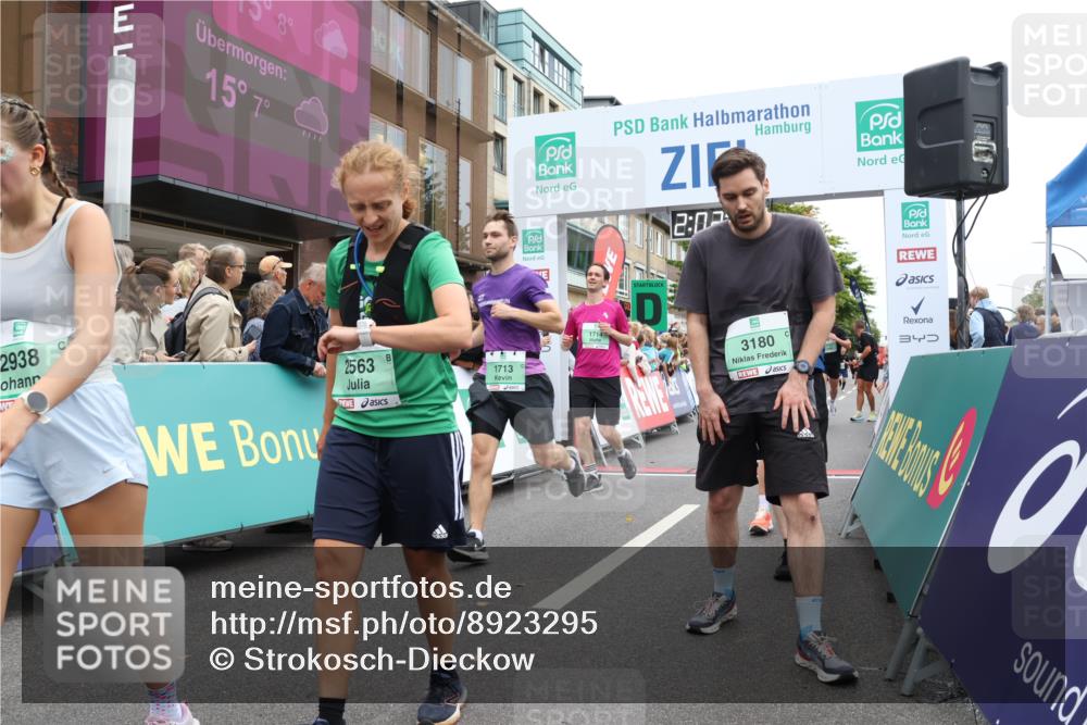 21.09.2025 - PSD Bank Halbmarathon Strokosch-Dieckow http://msf.ph/oto/8923295 21.09.2025 12:02:04 Ziel 1323, 1377, 1713, 1714, 1790, 1929, 2284, 2474, 2514, 2563, 2720, 2741, 2924, 2938, 3180, 3395, 3814 meine-sportfotos.de