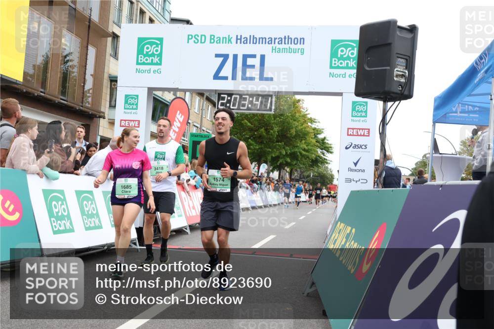 21.09.2025 - PSD Bank Halbmarathon Strokosch-Dieckow http://msf.ph/oto/8923690 21.09.2025 12:03:05 Ziel 1574, 1685, 3071, 3299, 3418 meine-sportfotos.de