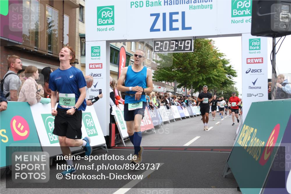 21.09.2025 - PSD Bank Halbmarathon Strokosch-Dieckow http://msf.ph/oto/8923737 21.09.2025 12:03:12 Ziel 2629, 3965, 3986 meine-sportfotos.de