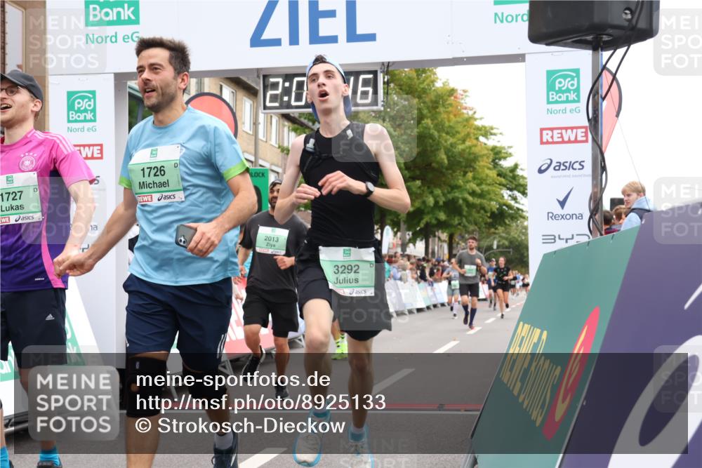 21.09.2025 - PSD Bank Halbmarathon Strokosch-Dieckow http://msf.ph/oto/8925133 21.09.2025 12:06:09 Ziel 1726, 1727, 2013, 2446, 2580, 3292, 3428 meine-sportfotos.de