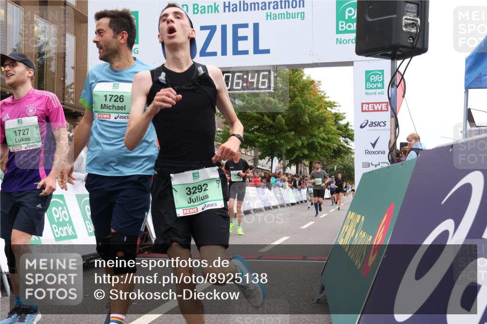 21.09.2025 - PSD Bank Halbmarathon Strokosch-Dieckow http://msf.ph/oto/8925138 21.09.2025 12:06:09 Ziel 1726, 1727, 2013, 2446, 2580, 3292, 3428 meine-sportfotos.de
