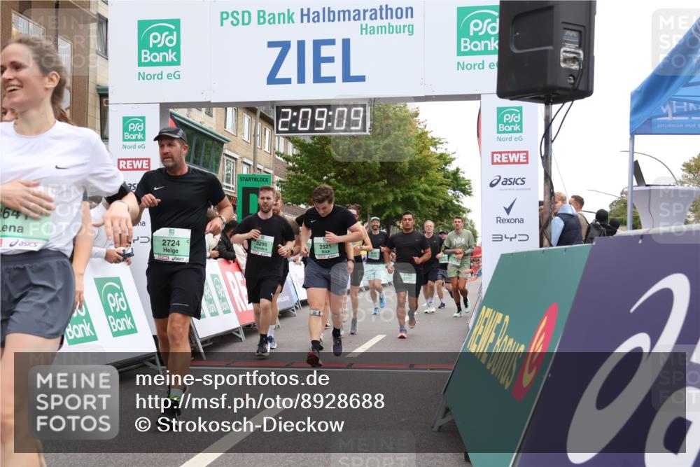 21.09.2025 - PSD Bank Halbmarathon Strokosch-Dieckow http://msf.ph/oto/8928688 21.09.2025 12:08:32 Ziel 1480, 1511, 1512, 1673, 2133, 2176, 2521, 2724, 2763, 2818, 2957, 3137, 3205, 3235, 3641, 3760 meine-sportfotos.de