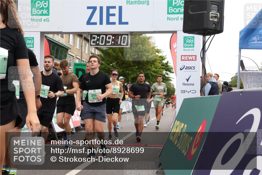 21.09.2025 - PSD Bank Halbmarathon Strokosch-Dieckow http://msf.ph/oto/8928699 21.09.2025 12:08:33 Ziel 1480, 1511, 1512, 1673, 2133, 2521, 2724, 2763, 2818, 2957, 3137, 3205, 3235, 3641, 3760 meine-sportfotos.de