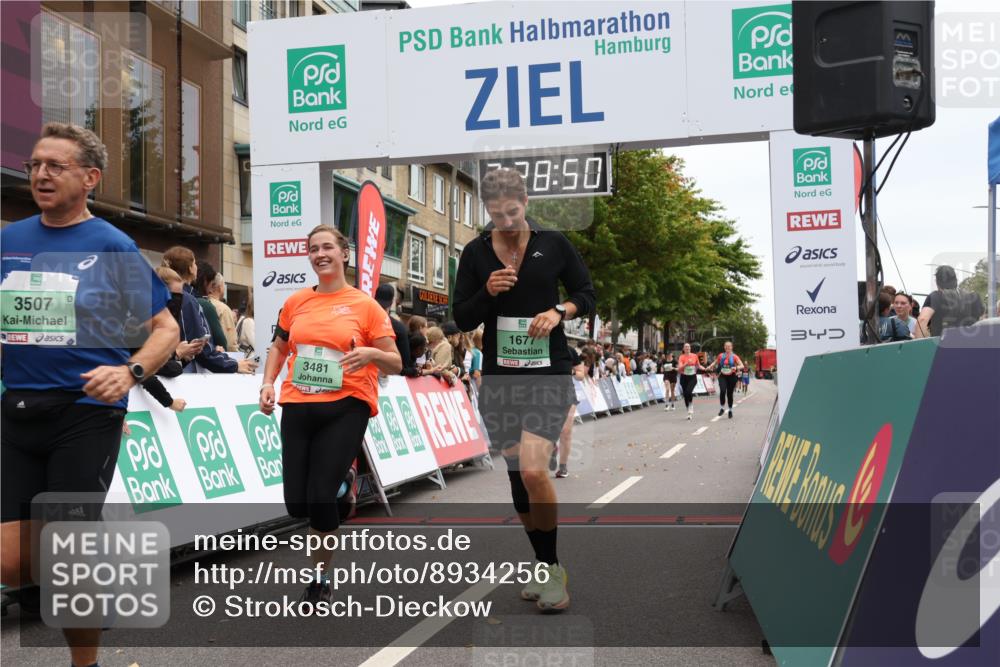 21.09.2025 - PSD Bank Halbmarathon Strokosch-Dieckow http://msf.ph/oto/8934256 21.09.2025 12:28:13 Ziel 1677, 3481, 3507, 3594, 3615 meine-sportfotos.de