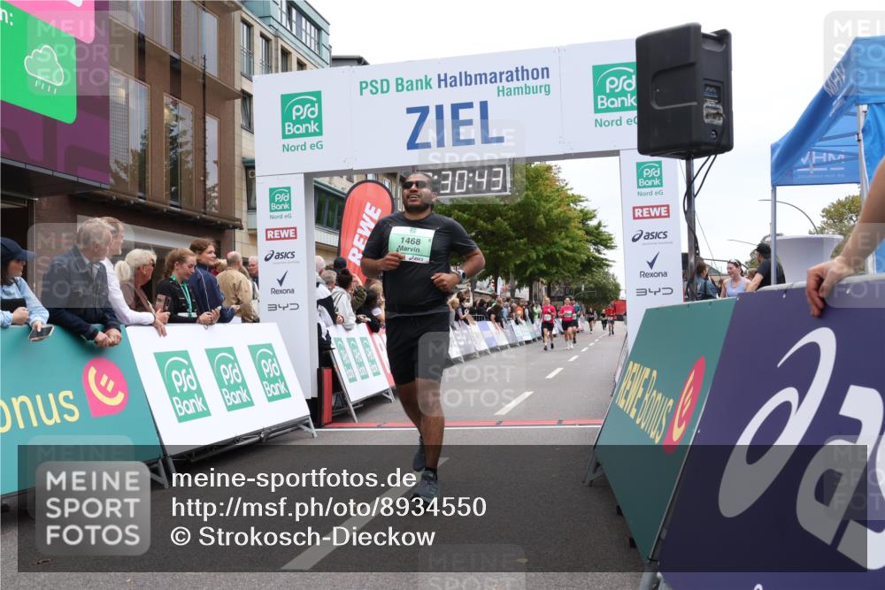 21.09.2025 - PSD Bank Halbmarathon Strokosch-Dieckow http://msf.ph/oto/8934550 21.09.2025 12:30:06 Ziel 1467, 1468 meine-sportfotos.de