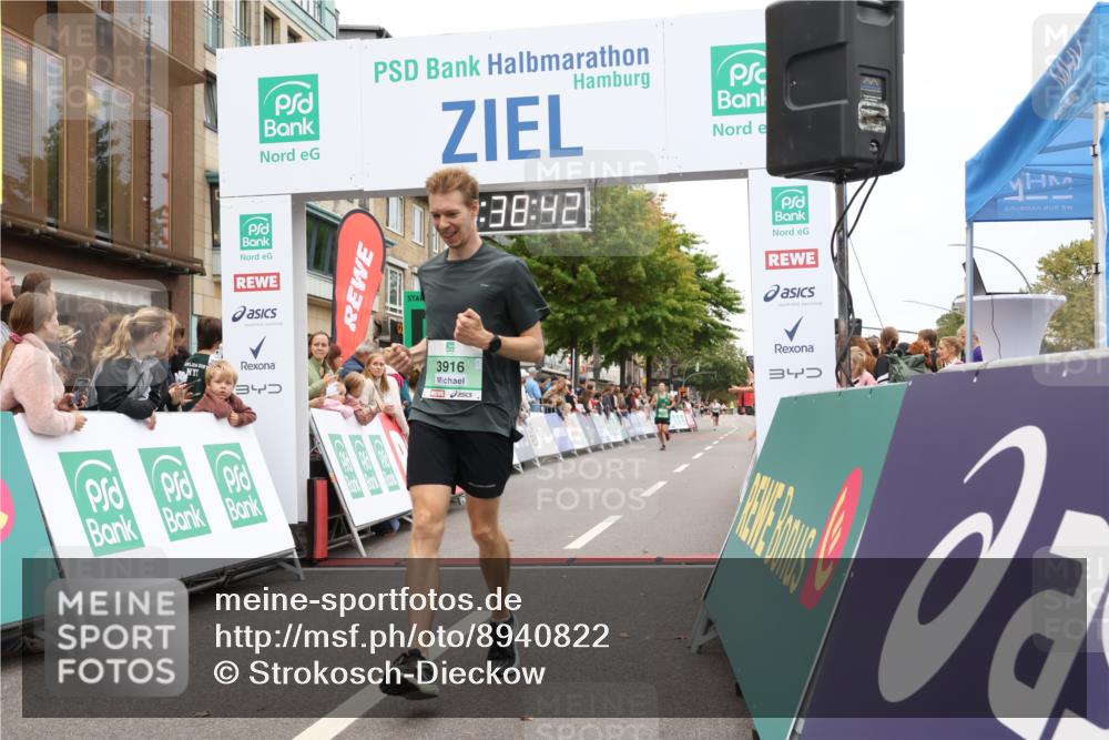 21.09.2025 - PSD Bank Halbmarathon Strokosch-Dieckow http://msf.ph/oto/8940822 21.09.2025 11:38:05 Ziel 1928, 3916, 3922 meine-sportfotos.de