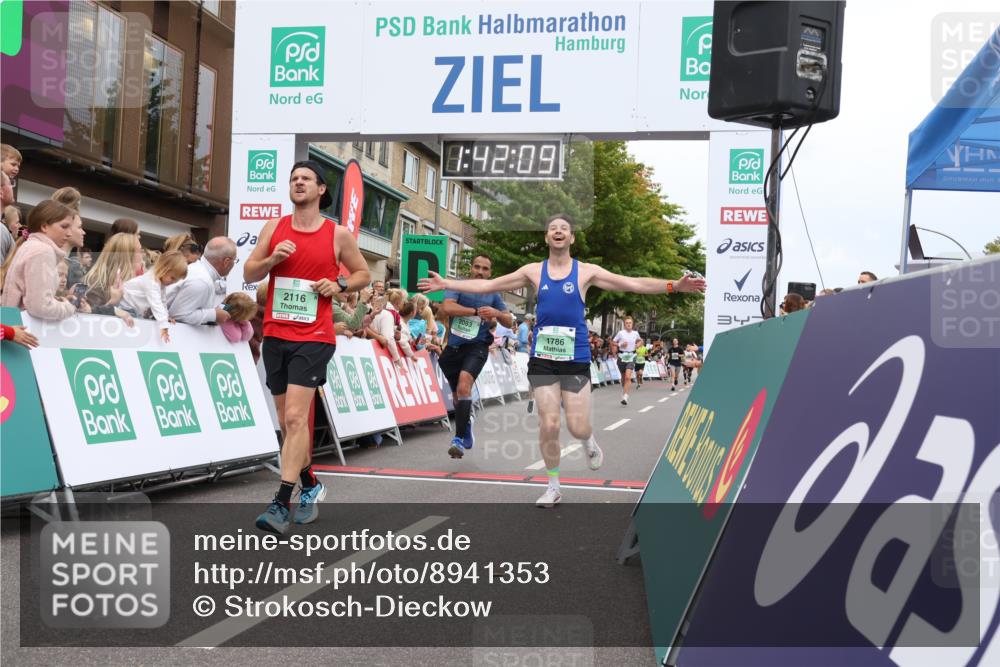 21.09.2025 - PSD Bank Halbmarathon Strokosch-Dieckow http://msf.ph/oto/8941353 21.09.2025 11:41:32 Ziel 1349, 1435, 1775, 1776, 1786, 1886, 2083, 2116, 2443, 3911, 4026 meine-sportfotos.de