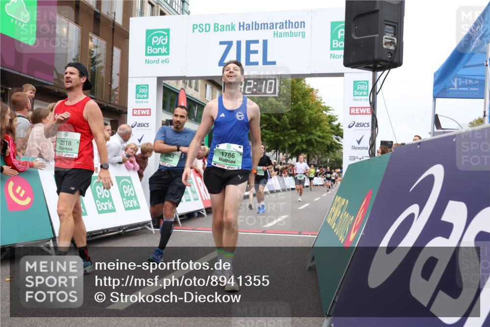 21.09.2025 - PSD Bank Halbmarathon Strokosch-Dieckow http://msf.ph/oto/8941355 21.09.2025 11:41:33 Ziel 1349, 1435, 1775, 1776, 1786, 1886, 2083, 2116, 2443, 3911, 4026 meine-sportfotos.de