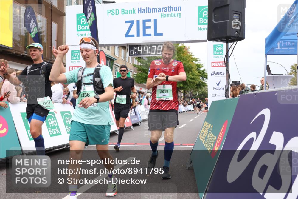 21.09.2025 - PSD Bank Halbmarathon Strokosch-Dieckow http://msf.ph/oto/8941795 21.09.2025 11:44:03 Ziel 1282, 1333, 1336, 2119, 2147, 2350, 3918 meine-sportfotos.de