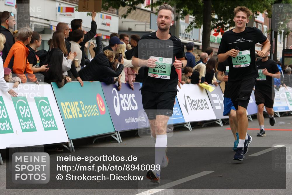 21.09.2025 - PSD Bank Halbmarathon Strokosch-Dieckow http://msf.ph/oto/8946099 21.09.2025 12:01:46 Ziel 1249, 1377, 1929, 2284, 2353, 2384, 2418, 2474, 2514, 2563, 2710, 2720, 2924, 2938, 2944, 2992, 3067, 3081, 3180, 3406, 3952 meine-sportfotos.de