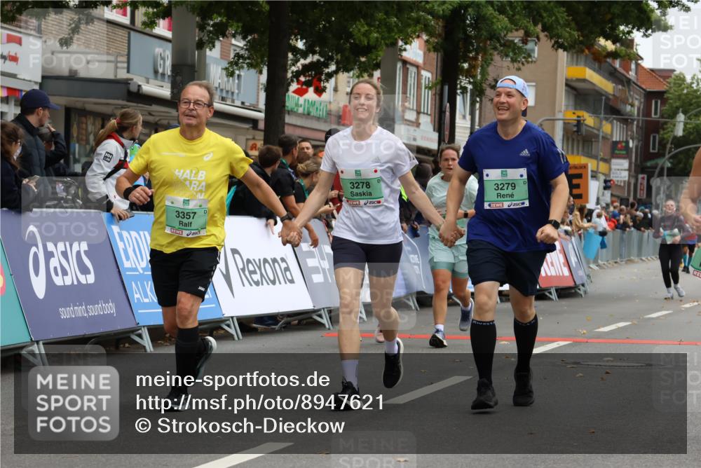 21.09.2025 - PSD Bank Halbmarathon Strokosch-Dieckow http://msf.ph/oto/8947621 21.09.2025 12:27:01 Ziel 3277, 3278, 3279, 3330, 3353, 3357, 3856 meine-sportfotos.de