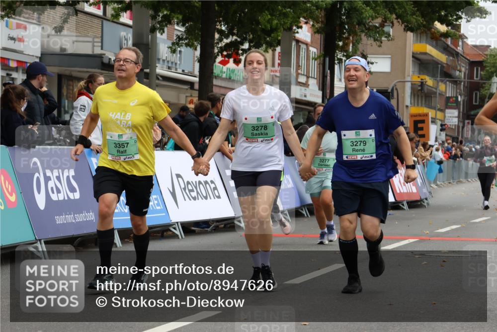 21.09.2025 - PSD Bank Halbmarathon Strokosch-Dieckow http://msf.ph/oto/8947626 21.09.2025 12:27:02 Ziel 3277, 3278, 3279, 3330, 3353, 3357, 3856, 3882 meine-sportfotos.de