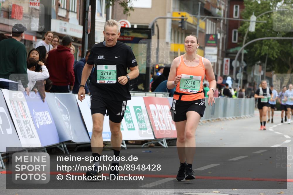 21.09.2025 - PSD Bank Halbmarathon Strokosch-Dieckow http://msf.ph/oto/8948428 21.09.2025 12:40:41 Ziel 1683, 1684, 3718, 3719 meine-sportfotos.de
