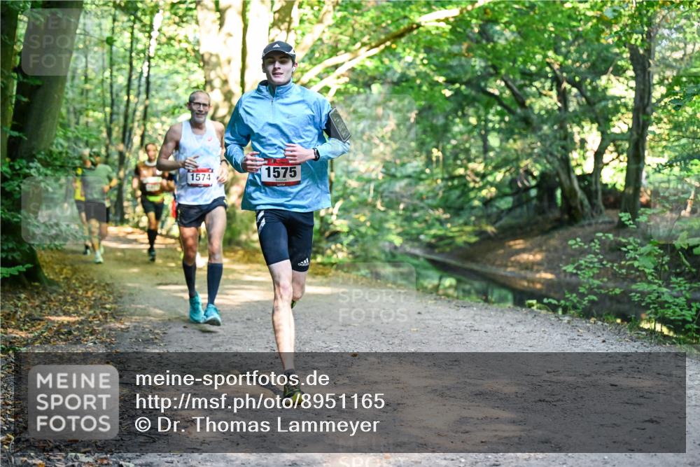 28.09.2025 - 33. Volkslauf durch das schöne Alstertal Dr. Thomas Lammeyer http://msf.ph/oto/8951165 28.09.2025 10:16:57 Laufen 1574, 1575 meine-sportfotos.de