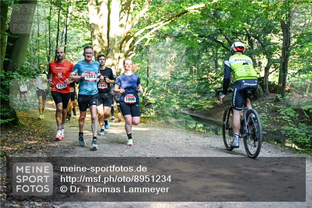 28.09.2025 - 33. Volkslauf durch das schöne Alstertal Dr. Thomas Lammeyer http://msf.ph/oto/8951234 28.09.2025 10:17:09 Laufen 1570, 48, 1593, 1542, 1006 meine-sportfotos.de