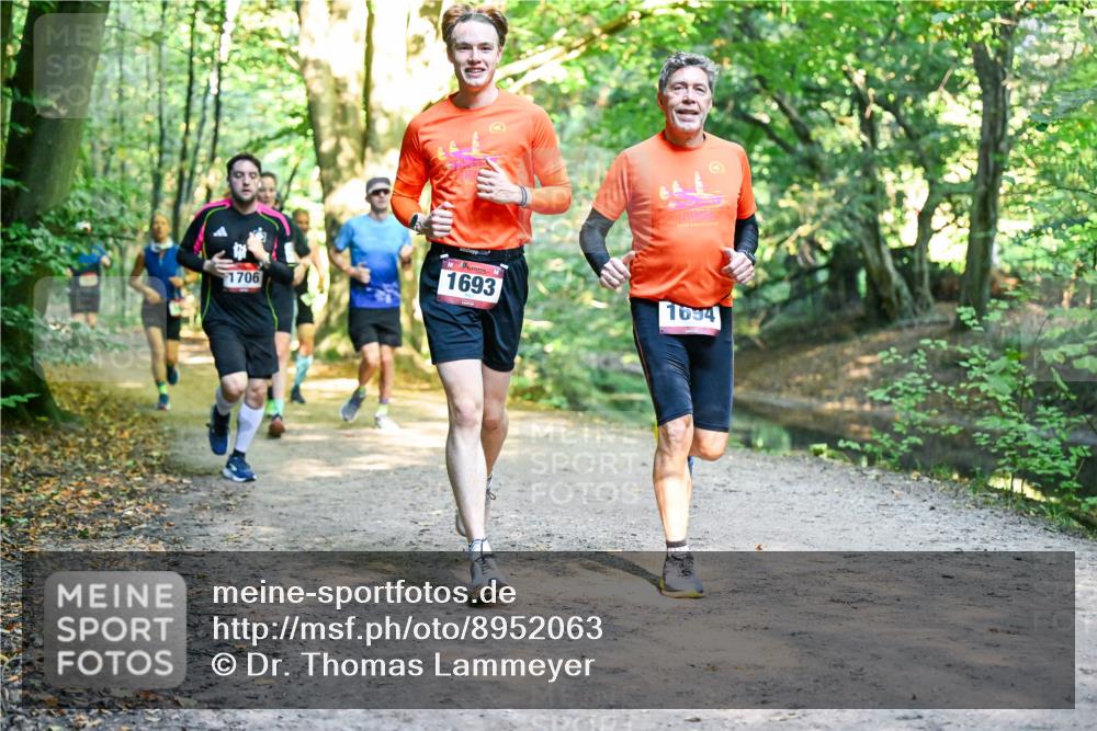 28.09.2025 - 33. Volkslauf durch das schöne Alstertal Dr. Thomas Lammeyer http://msf.ph/oto/8952063 28.09.2025 10:20:04 Laufen 1706, 1693, 1694 meine-sportfotos.de