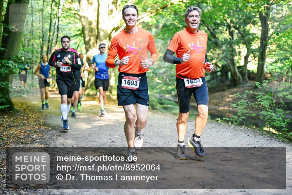 28.09.2025 - 33. Volkslauf durch das schöne Alstertal Dr. Thomas Lammeyer http://msf.ph/oto/8952064 28.09.2025 10:20:04 Laufen 1706, 1693, 1694 meine-sportfotos.de